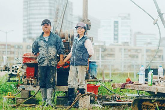 工人夫妻。图：赖小路