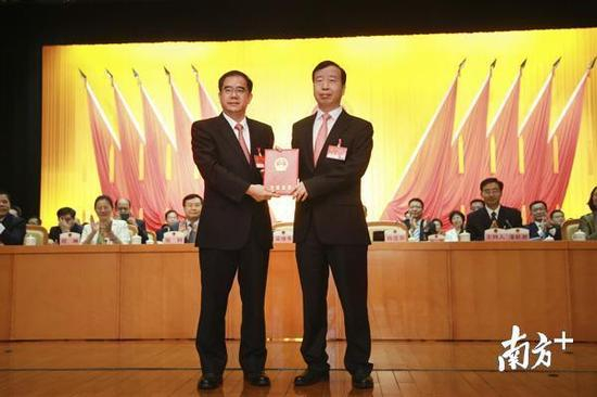 东莞市委书记、市人大常委会主任梁维东为新当选的东莞市人民政府市长肖亚非颁发当选证书。