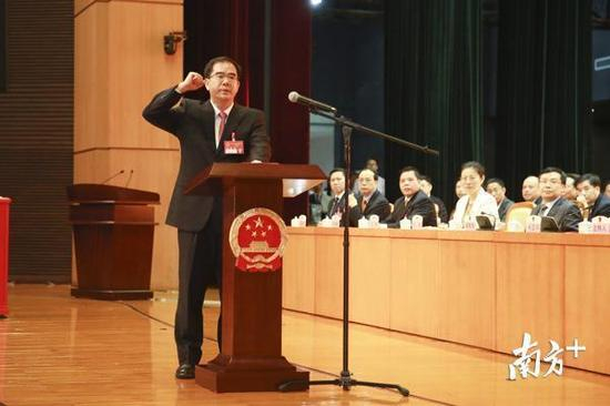 东莞市委书记、市人大常委会主任梁维东宣誓。