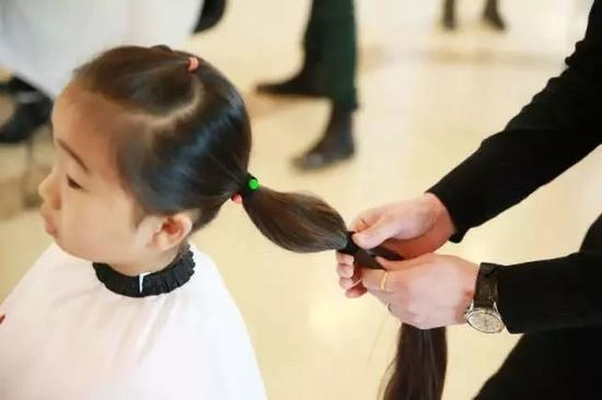 常常有小朋友在妈妈的影响下，也开始捐发。受访者供图