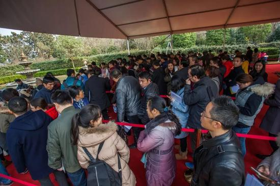 ▲2017年12月21日， 成都开始进行摇号售楼（图片来源：东方IC）