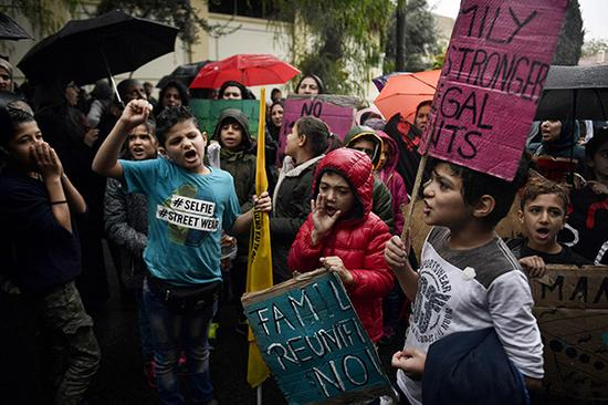 　　当地时间2017年11月8日，希腊雅典，众多叙利亚难民在德国驻希腊使馆前发起集会，要求前往德国与家人团聚。视觉中国 资料