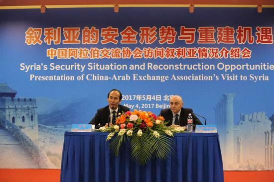 （穆斯塔法出席中阿交流协会访问叙利亚情况介绍会。）