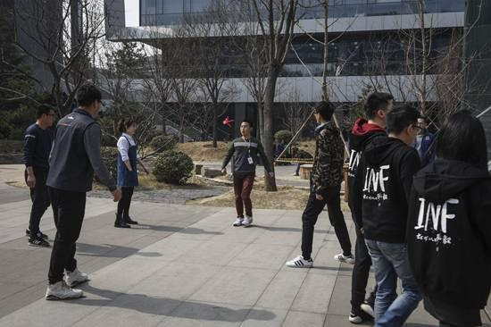 百度科技园内，吃过午饭的员工在踢毽子。