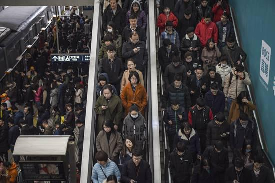 　　3月21日早，北京西二旗地铁站，上班的人群。这些在北五环之外奔忙的年轻人多是这里互联网公司和创业公司的员工，他们被称为“Shelchier”（西二旗人）。