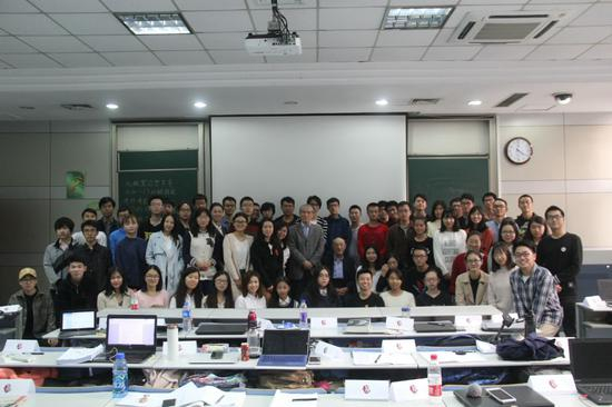 周生春老师为“文化中国”学员授课