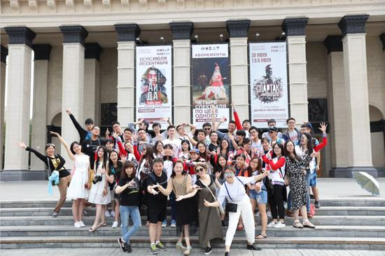 2016年，徐静在俄罗斯新西伯利亚的大剧院门口唱歌