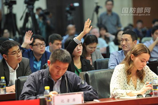 　　4月26日下午，国防部召开4月例行记者会，记者向国防部新闻局局长、国防部新闻发言人吴谦大校提问。李爱明 摄