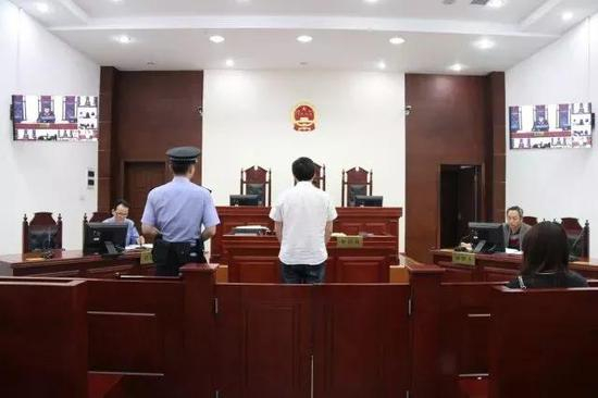 （胡某庭审现场）