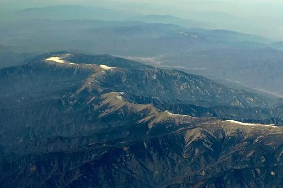 2017年12月10日，万米高空航拍秦岭，著名的“鳌太”线被白雪勾勒得格外明显。