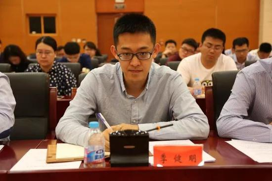 季健明代表“全国五四红旗团支部”人民日报社总编室团总支发言