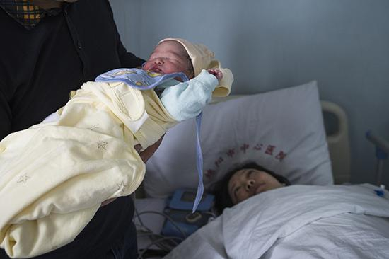 2018年4月24日上午，四川绵阳市中心医院，北川第1000个再生育家庭的第1006个新生儿诞生。