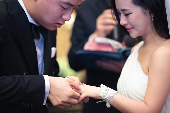 婚礼上，廖智的爱人为廖智戴上戒指