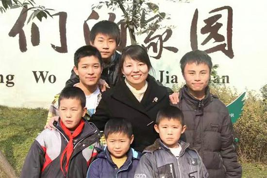 2011年，祝郝和安康妈妈在安康家园合影，第二排右一为祝郝。供图