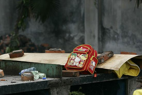 地震发生后，四川德阳汉旺镇地震废墟上一个孩子的书包&nbsp; &nbsp;视觉中国 图