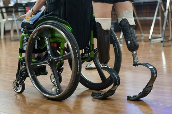 廖智穿着义肢推着轮椅