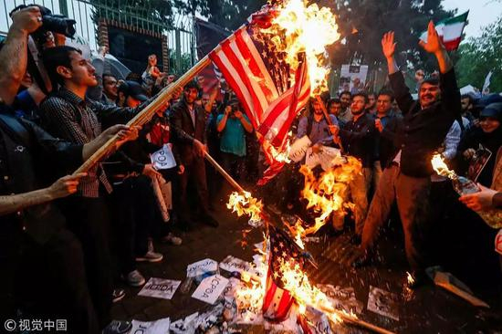 ▲德黑兰街头民众焚烧星条旗抗议美国退出伊核协议。（视觉中国）