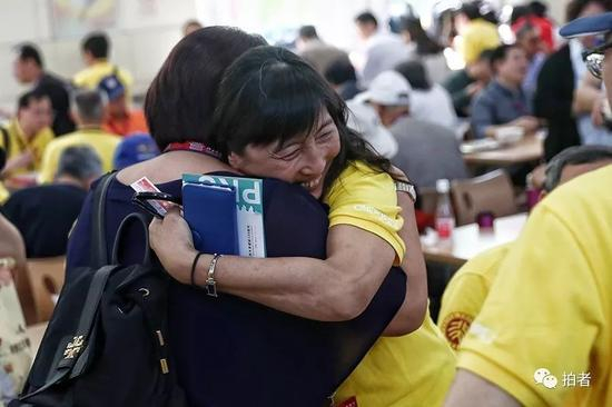 5月3日，北京大学，回校参加校庆的老同学紧紧相拥。新京报记者彭子洋&nbsp;摄