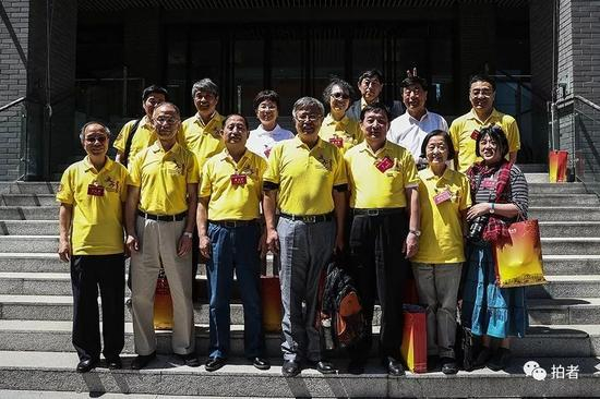 2018年5月3日，北京大学经济系77级2班同学集体合影。新京报记者彭子洋&nbsp;摄