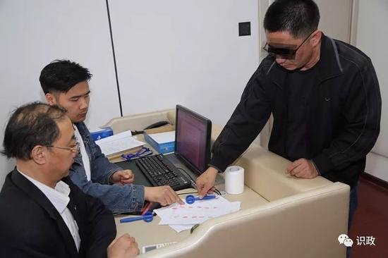 外逃6年的职务犯罪嫌疑人罗某（右一）到海淀区纪委监委投案自首