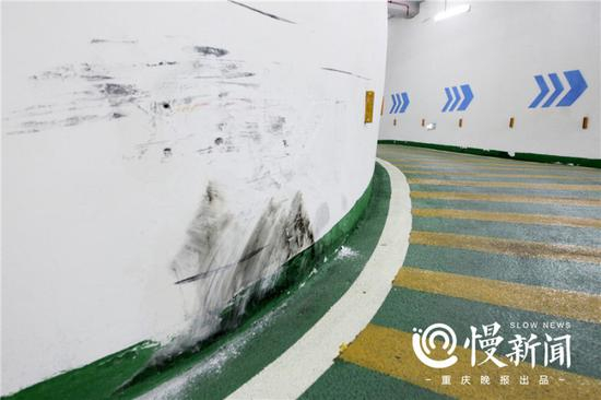 墙上擦痕表明，还是有不少司机中招撞了墙