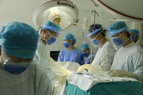 医生为谭某飞进行胆囊切除手术。福建监狱管理局 图