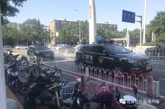 万达写字楼东侧，停有警车