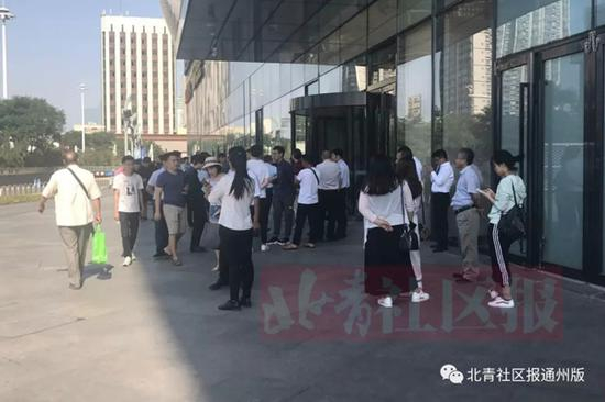 万达写字楼C座楼下，有许多人员聚集