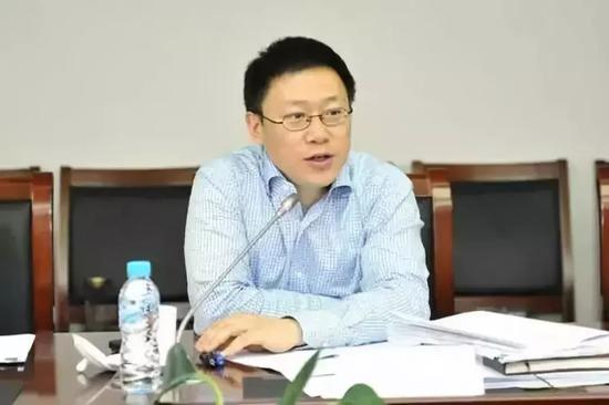 　　前不久，5月15日，应美国政府邀请，习近平主席特使、中共中央政治局委员、国务院副总理、中美全面经济对话中方牵头人刘鹤率领中方经贸团抵达华盛顿，廖岷被注意到首次以中央财经委员会办公室副主任身份公开亮相。