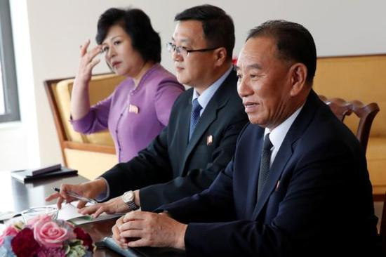 　　5月31日，在美国纽约，朝鲜劳动党中央委员会副委员长金英哲（右）与美国国务卿蓬佩奥（不在画面中）举行会谈。 新华社 图