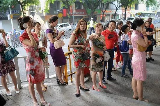 穿旗袍送考的妈妈们