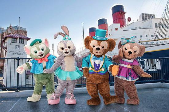 　　东京迪士尼海洋里达菲（右二）和它的伙伴们：雪莉玫（右一）、杰拉多尼（左一）和星黛露（左二）。