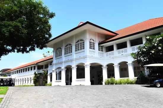 酒店建筑外观为白色立柱和百叶窗。视觉中国