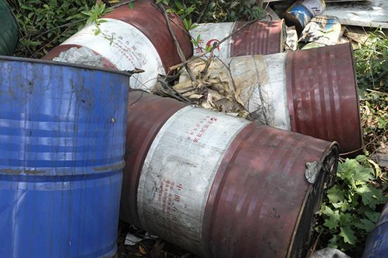 　　6月9日，督察人员在防城港市沙潭江边发现有大片垃圾随意堆放，存在环境风险隐患。澎湃新闻记者 刁凡超 图