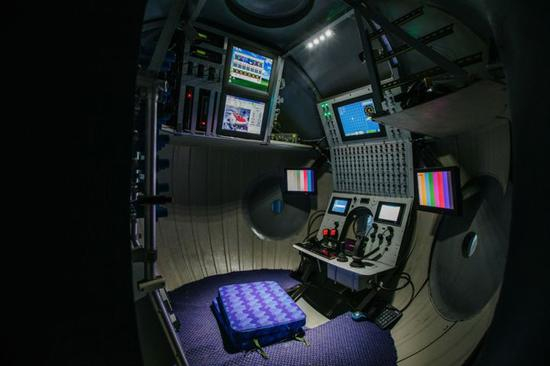 “蛟龙”号模拟驾驶舱内部 李昊 摄