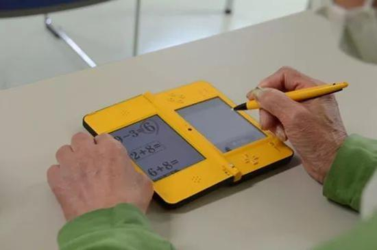 位于九州岛的大分监狱内，老年囚犯在任天堂DS游戏机上做数学题，以对抗老年痴呆症。