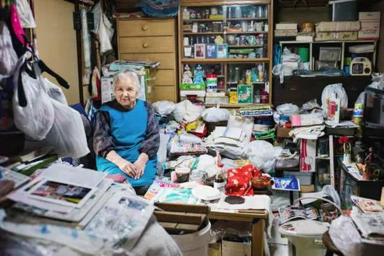 　　相比起老年男性，老年女性在经济上更加脆弱。在65岁以上的独居女性中，有将近一半的人生活在贫困中，而男性独居人口中，贫困人口仅为29%。Lee Chapman摄