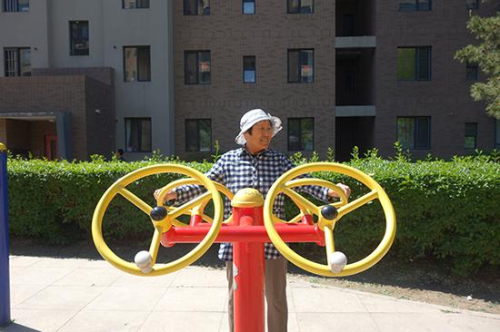 范玉珍现住在大儿子家，每天上午都会出去锻炼。