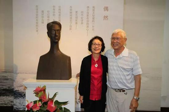 徐行和家人与徐志摩雕像合影。本文图片 来自网络