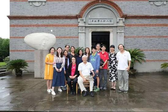 徐行（前排左一）跟家人在徐志摩旧居前合影。