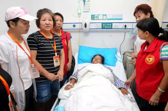 △志愿者们对伤员进行悉心照料