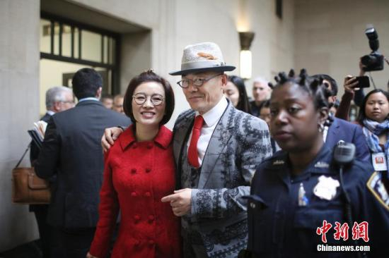 　　当地时间6月4日，周立波与妻子胡洁走出法庭。当日，中国脱口秀演员周立波持枪涉毒一案，在纽约州长岛拿骚县法院再次开庭。法官最终宣布，撤销周立波的非法持枪、持毒等四项罪名，仅保留第五项控罪，即开车时使用手机，并对其处以罚金及缴纳其它相关费用共计238美元。中新社记者 廖攀 摄