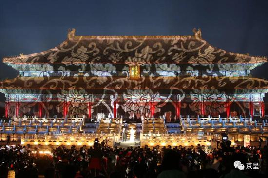 五彩灯光映衬下的太庙。（资料图）