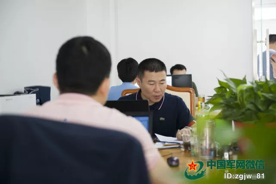 工作人员在抓紧研究政策。胡尔根 摄