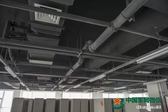 办公室的房顶还没有装修。胡尔根 摄