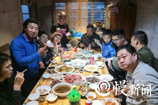 划行沿途的朋友招待庹俊卿吃饭 受访者供图