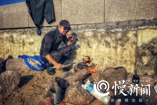 庹俊卿在海边烧烤 受访者供图