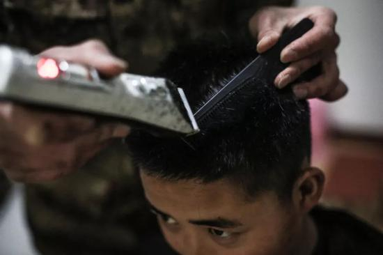 2018年1月12日，西藏自治区山南军分区，边防某营官兵在相互理发。