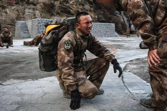 2018年1月10日，西藏自治区，山南军分区边防某营官兵，一名战士跑步训练归来。