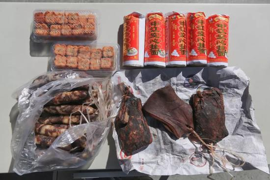 2018年1月12日，西藏自治区，山南军分区边防某营，一名战士收到家里寄来的快递。